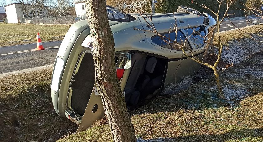 Wypadek w Lasotkach – auto wpadło do przydrożnego rowu