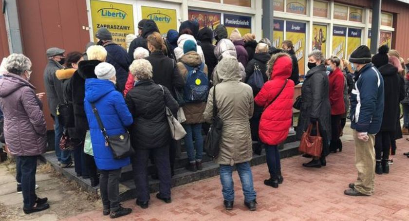 Szczyt pandemii w Płocku? Nic dziwnego, bo dystansu nie przestrzegamy... 