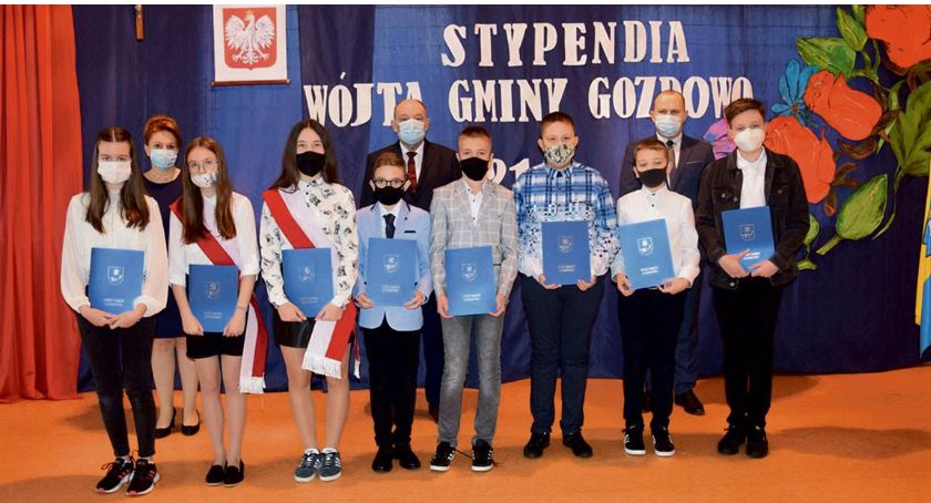Uczniowie z Gozdowa i Lelic. Nagrodzeni stypendiami wójta
