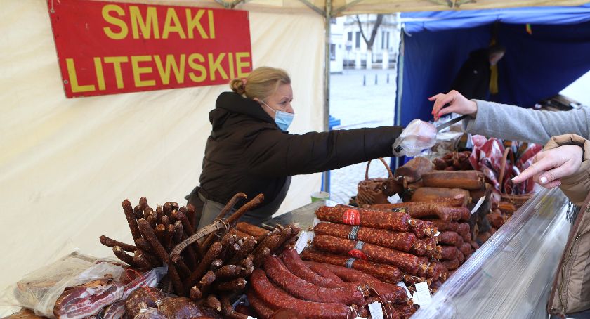 Przed ratuszem w Płocku stanęły kramy. Jarmark Wielkanocny potrwa do niedzieli