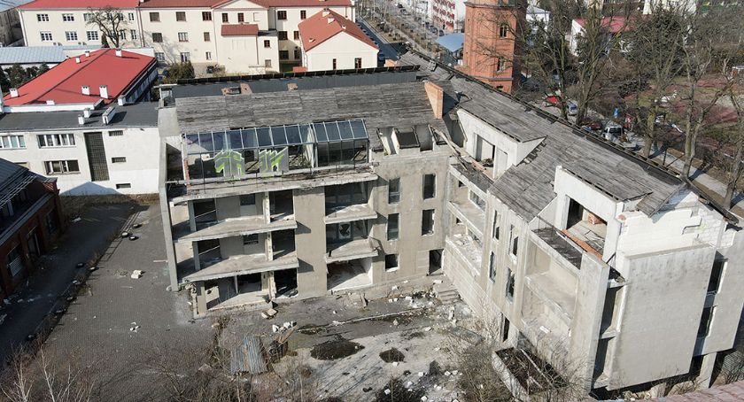 Luksusowe lofty dla bezdomnych - a miały być najpiękniejsze w Płocku mieszkania z widokiem na Wisłę  