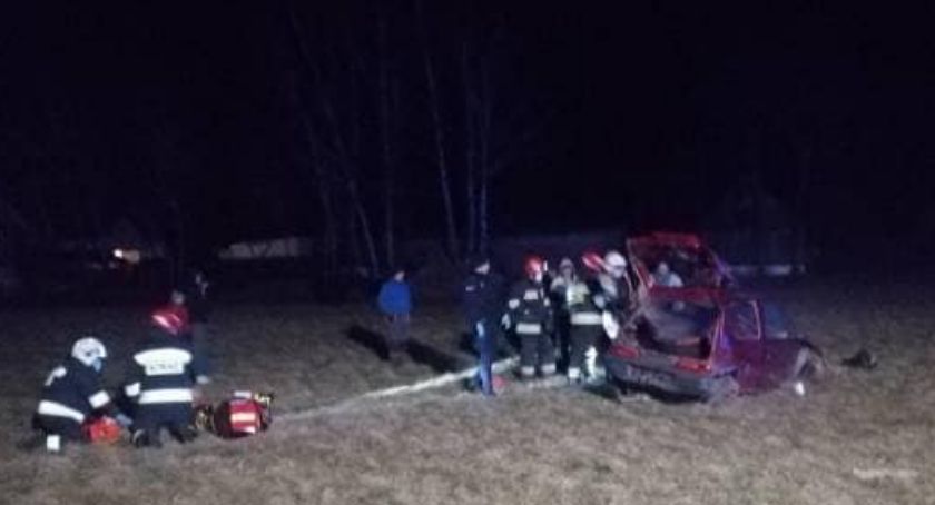 Samochód dachował. Uwięzioną kobietę uratowali strażacy