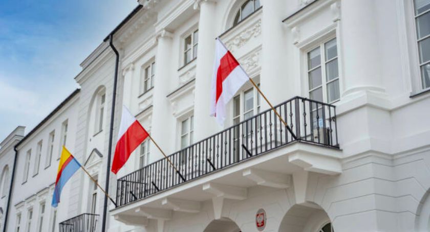 Na ratuszu i płockiej książnicy zawisły flagi Białorusi