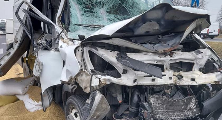 Zmiażdżyło kabinę dostawczaka. Wypadek w Stropkowie 