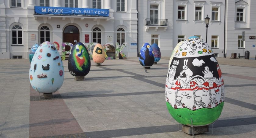 Na Starym Rynku zrobiło się kolorowo od wielkanocnych pisanek