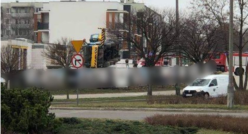 Przewrócony dźwig. Utrudnienia na ul. Armii Krajowej