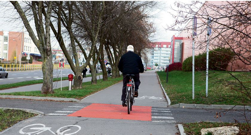 Szkło na ścieżce rowerowej
