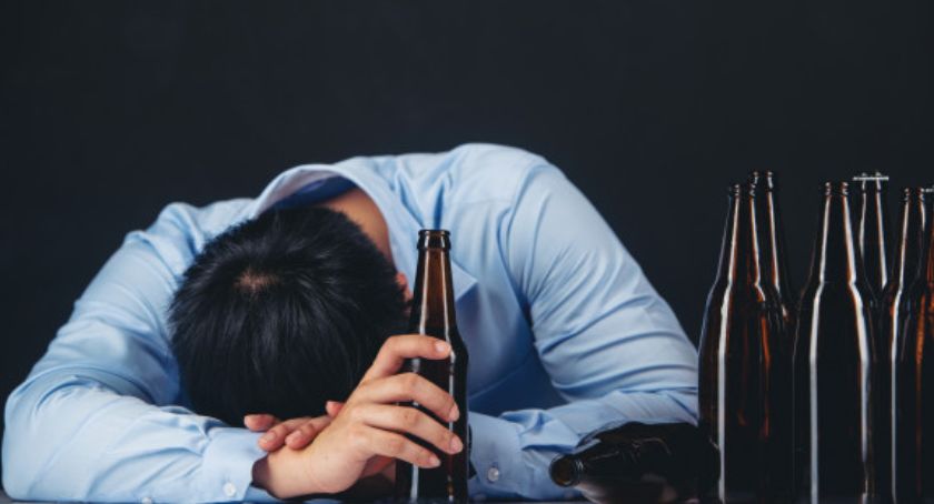 Wszyscy chcą pomóc alkoholikowi, nikt jego bratanicy. 