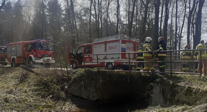 Auto z 4 osobami w środku wpadło do rzeki. Kto odpowie za głupi żart?  