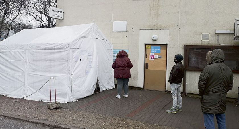 Kontrowersje wokół punktu na Kobylińskiego 21 - szczepienia i wymaz obok siebie
