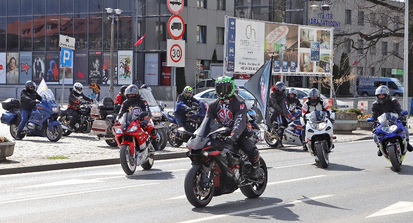 Kolumna motocykli przejechała przez Płock! Motosezon czas zacząć! [FILM, ZDJĘCIA]