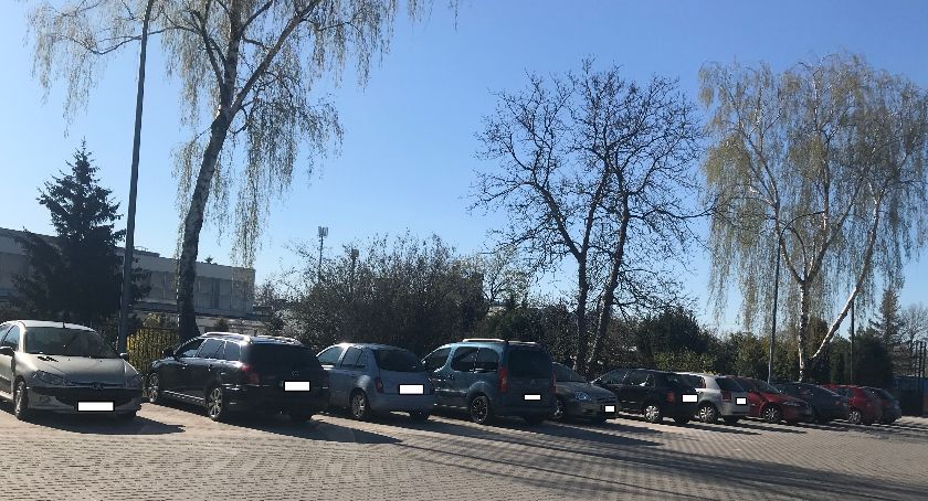 Wojna kierowców autokarów z kierowcami osobówek o miejsca na parkingu. Reaguje Straż Miejska 