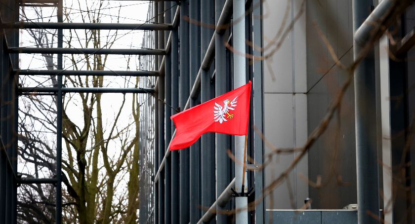 Mamy 7 flag Mazowsza dla naszych czytelników. Jak je dostać?