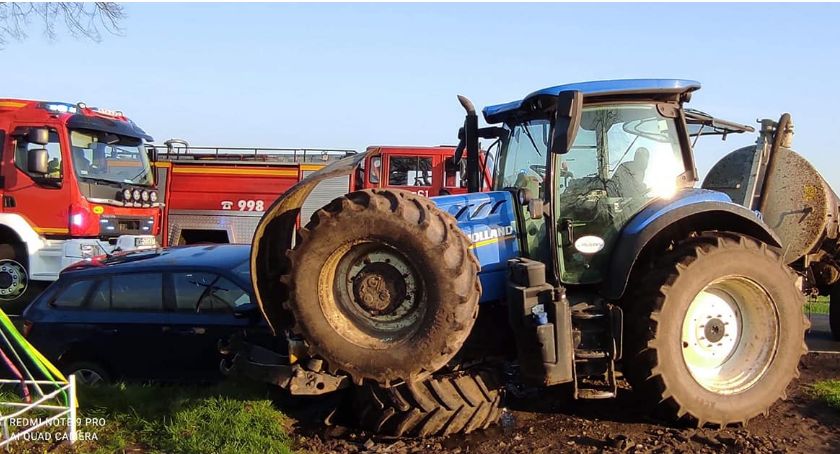 Traktor zmiażdżył osobówkę. 24-letni kierowca odmówił badania alkomatem