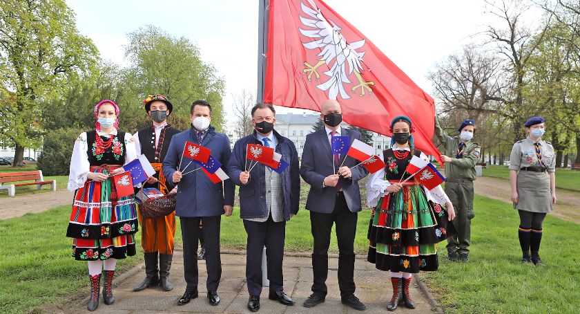 Flaga Mazowsza już jest w Płocku. Znajdziecie ją na placu Obrońców Warszawy [ZDJĘCIA, FILM]