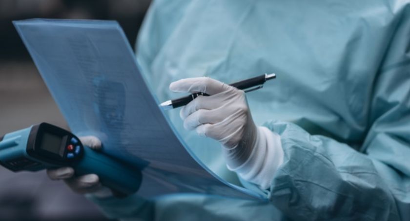 Koronawirus: piątek, 30 kwietnia.  Kolejny dzień ze spadkiem zakażeń. W regionie płockim dawno nie było takich danych