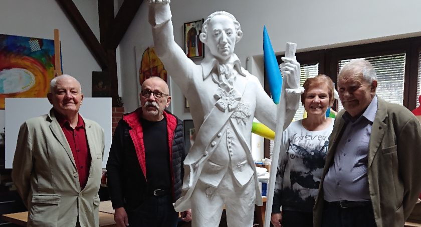 Absolwenci szkoły przygotowują się do uroczystości. Marszałek stanie przed Małachowianką…