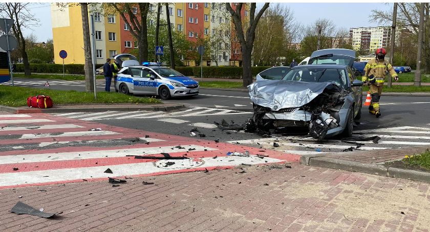 Osobówka wypchnęła bus na pas zieleni [FOTO]
