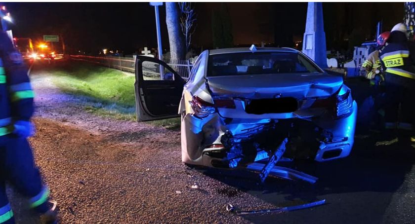 BMW zatrzymało się na ogrodzeniu... cmentarza 