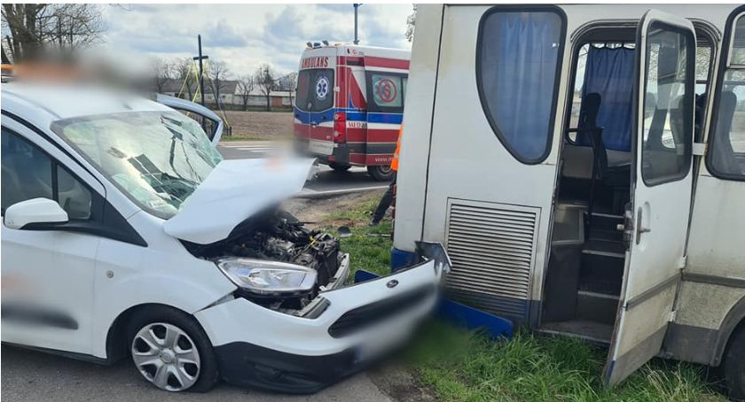 Autobus zderzył się z fordem transitem. 60-latek nie ustąpił
