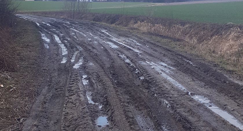 Droga, ktora po deszczu zmienia się w koleiny. Mieszkańcy chcą naprawy