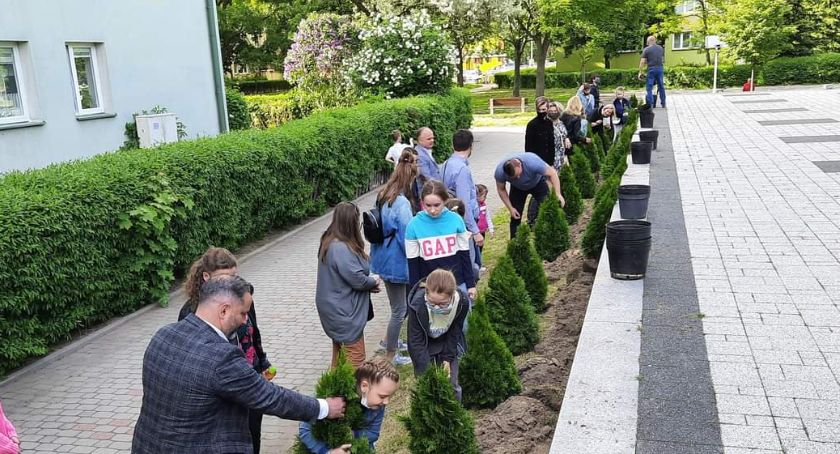 Wygrali w konkursie i posadzili drzewka przy SDK-u