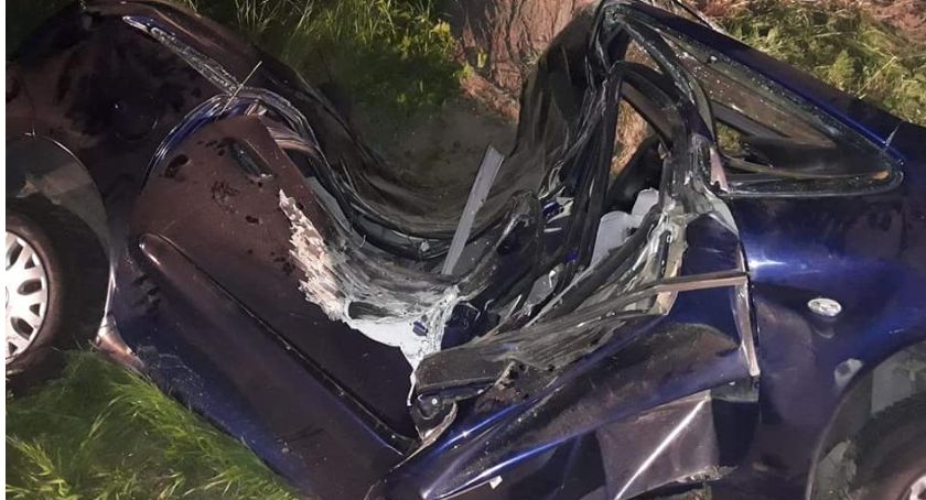 Samochód zatrzymał się na drzewie. Wypadek w Goślicach