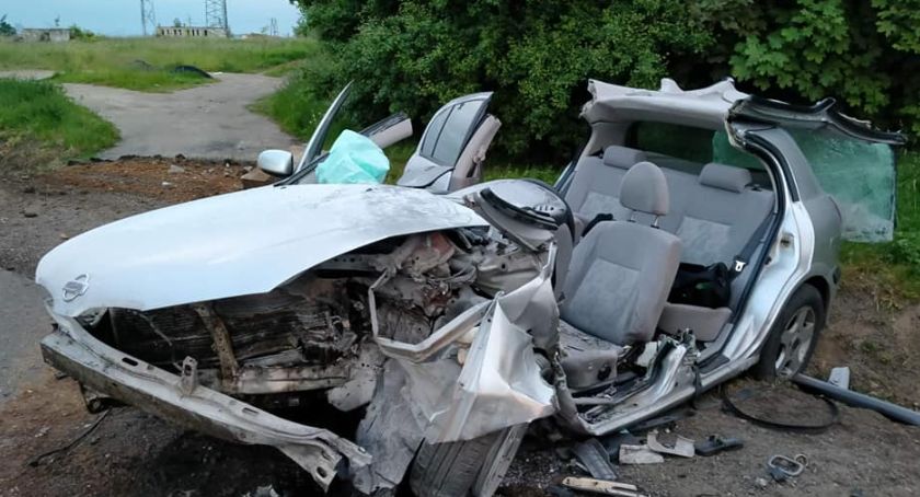Auto uderzyło w betonowy przepust. Groźny wypadek w Marychnowie