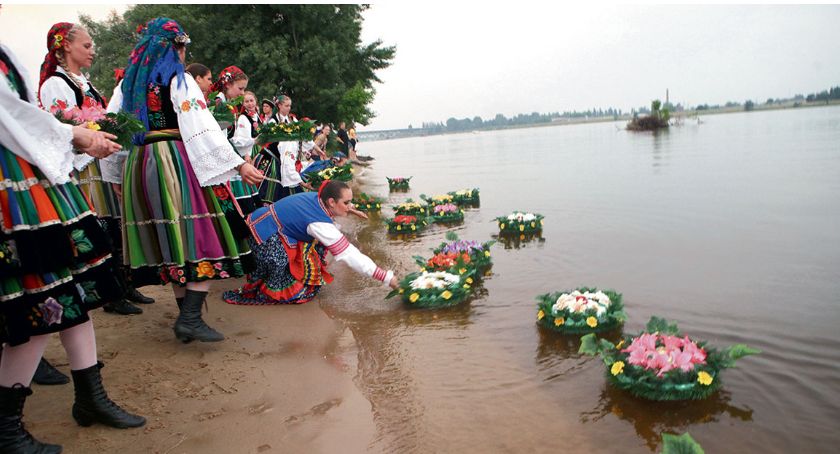 Wiła wianki i puszczała je do falującej wody... W sobotę barwne widowisko w amfiteatrze