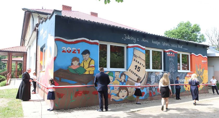 W Szkole Podstawowej w Blichowie odsłonięty został mural. To jest nasz dom, nasze miejsce [ZDJĘCIA, FILM]
