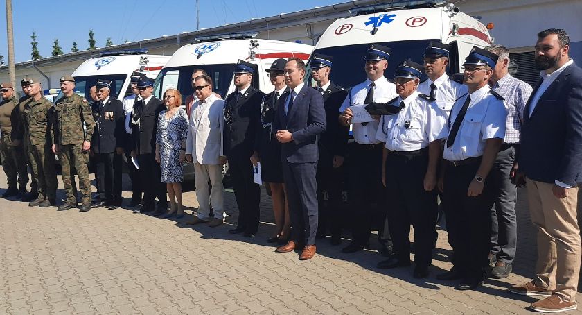 Karetki od płockiego pogotowia dla strażaków i terytorialsów  
