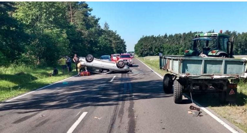 Dachowanie w Bromierzyku. Opla przerósł traktor