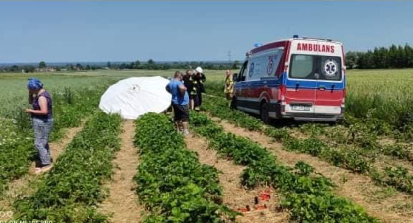 Nieprzytomny człowiek na polu. Karetka nie mogła odjechać