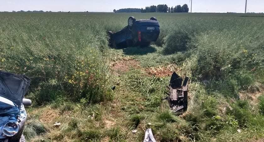 Ford zatrzymał się w polu na dachu. Groźny wypadek w Smardzewie   