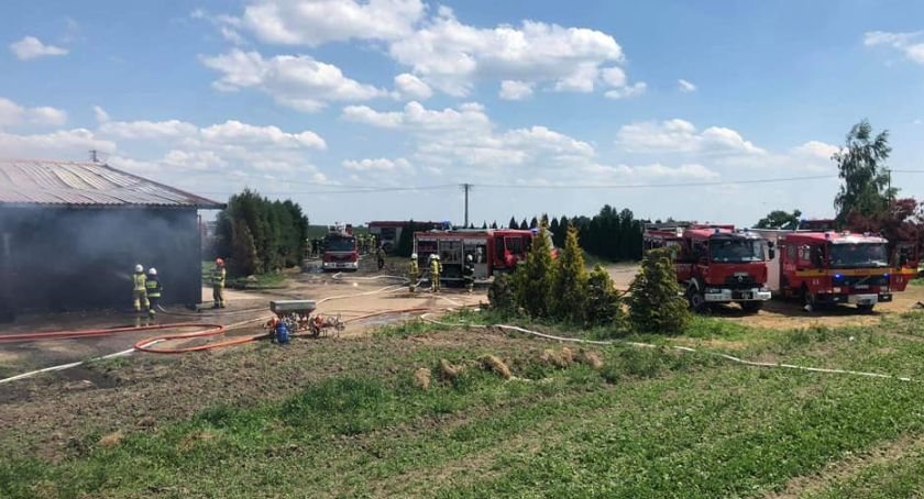 Ponad 20 zastępów straży gasiło pożar. Spłonęły maszyny rolnicze i cały dobytek pracowników sezonowych