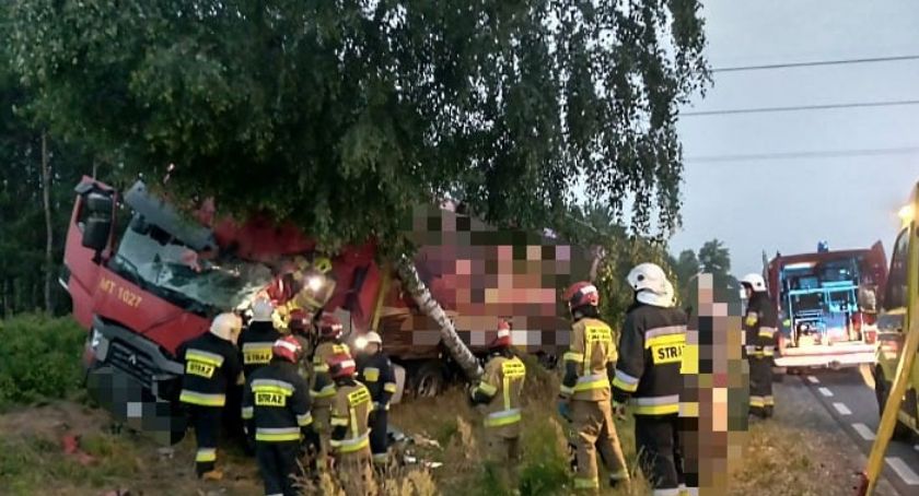 Ciężarówka zjechała do rowu. Niebezpiecznie na DK-62 