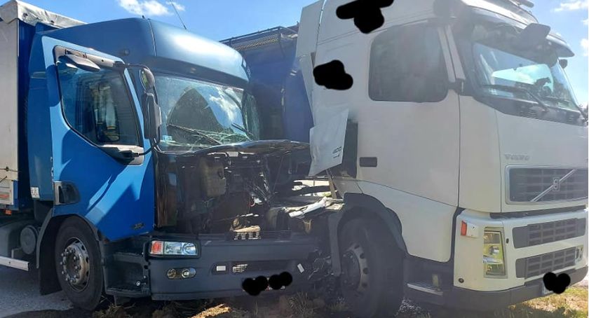 Starcie tytanów w Mańkowie. Pomogli strażacy
