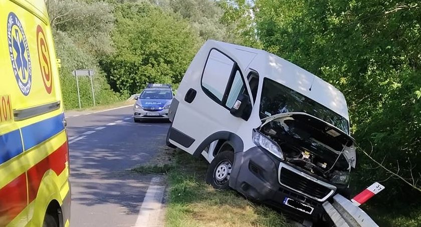Dostawczak wpadł na barierki. Kierowca trafił do szpitala