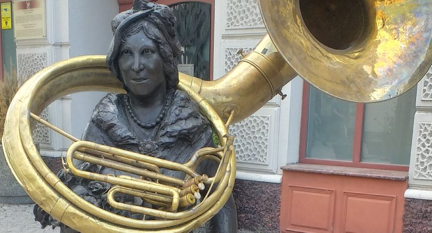 Czemu Mira Zimińska-Sygietyńska postanowiła zagrać na suzafonie? Niecodzienny perfomance zawitał także do Płocka