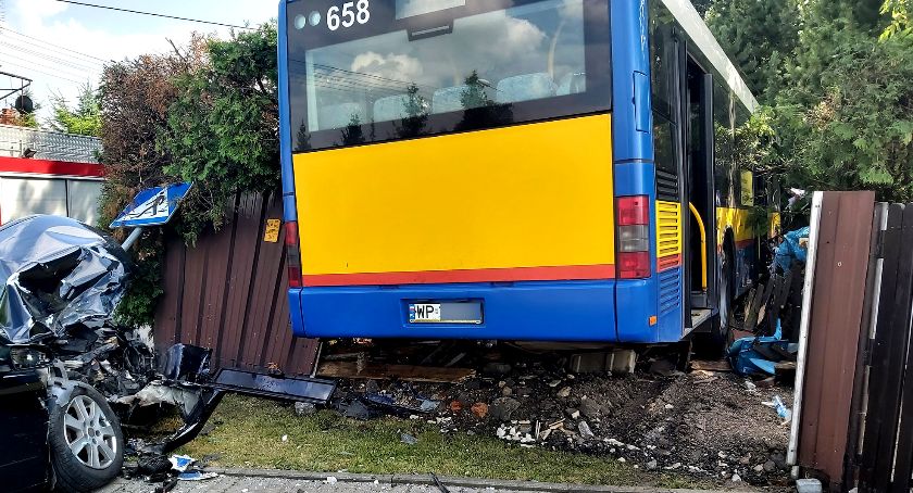 Autobus wjechał w posesję. 11 osób poszkodowanych AKTUALIZACJA