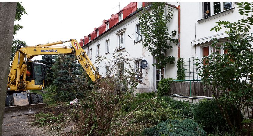 Po latach sprawa ogródków przy ul. Sienkiewicza 13, 15 i 17 nadal bulwersuje. Miało być przepięknie…