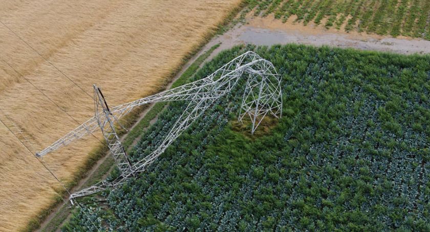 Z nawałnicą przegrał też słup wysokiego napięcia. Zdjęcia z Sannik