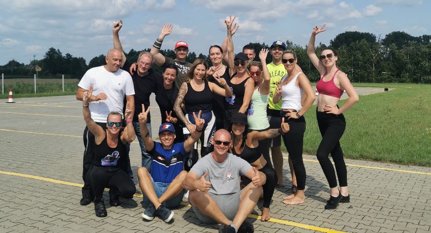 MotoQueens – oktany we krwi i rozsądek w głowie.  Mistrz i płockie motocyklistki