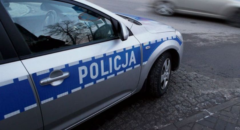 Przekazała w bramie 20 tys. zł adwokatowi. Teraz tego bardzo żałuje