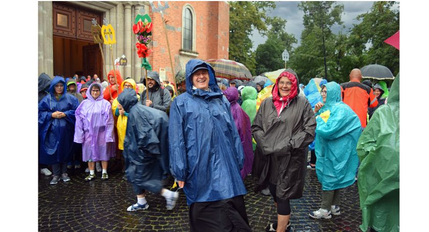 Pielgrzymka w strugach deszczu. Idą z uśmiechem i wiarą [ZDJĘCIA]