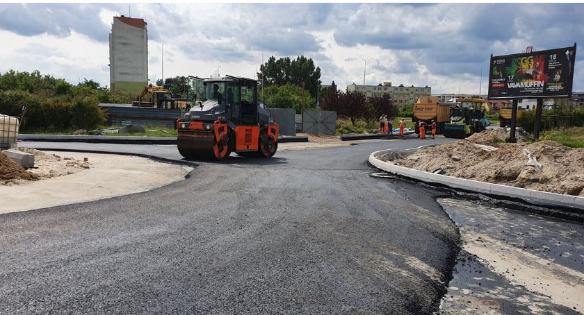 Remont ul. Chopina. Na rondzie układany jest asfalt