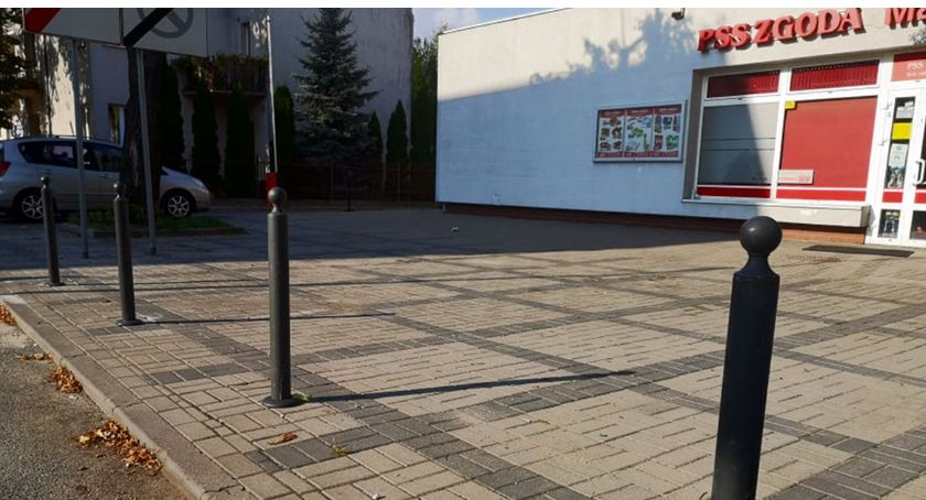 Przepis o przepuszczaniu pieszego na pasach wpłynął na miejsca parkingowe. Barierki przed sklepem PSS w Płocku