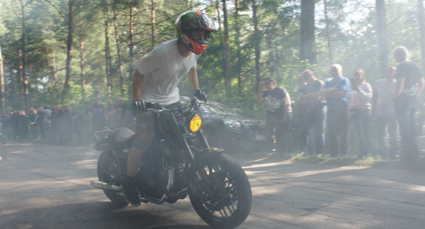 Ostatni motocyklowy zlot w Miałkówku. Palenie gumy na pożegnanie? [FOTO]