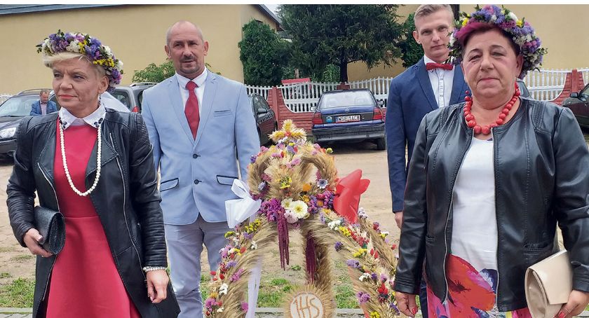 W Kole Wiejskim w Cieślinie...  Strażacy  i gospodynie!