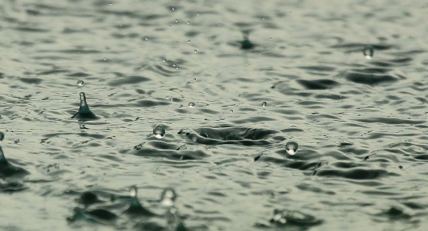 Dziś będzie padać do wieczora. Może też zagrzmieć